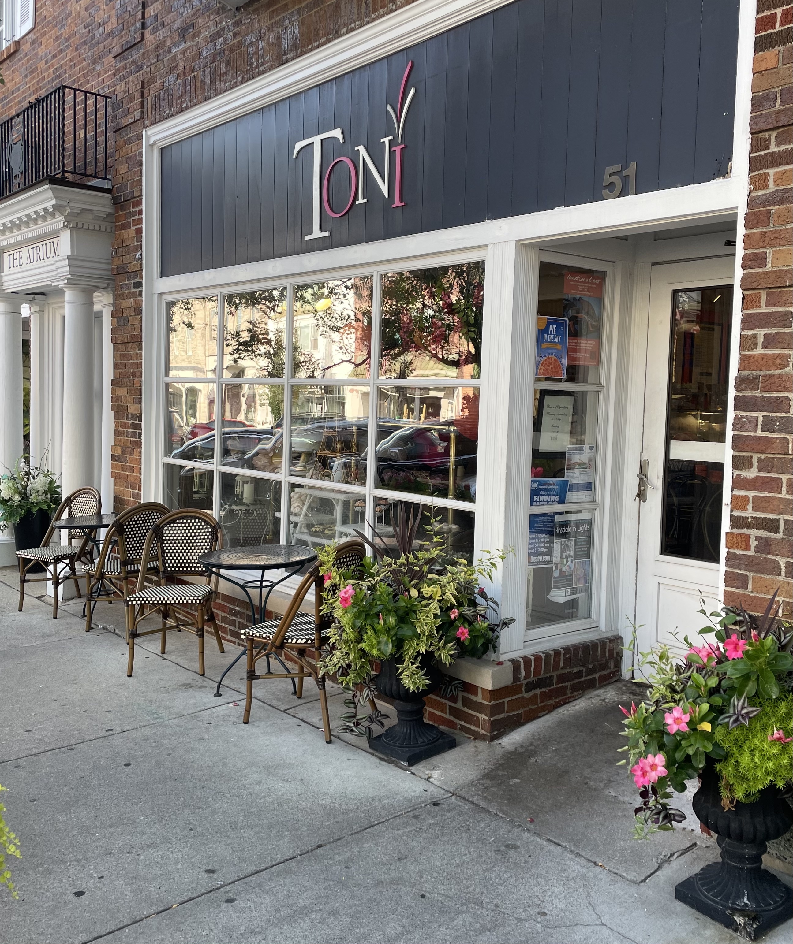 The exterior of Toni Patisserie in Hinsdale, IL