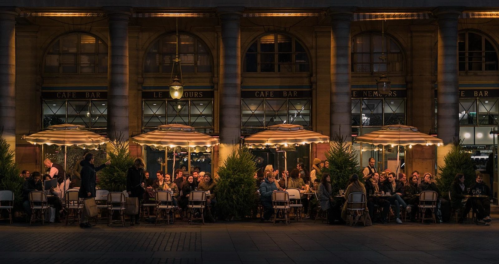 The Pros And Cons of Working in A FamilyOwned Restaurant On the Line