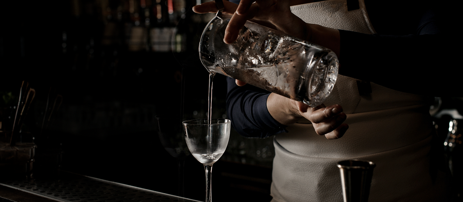 Alcohol training for servers - a bartender pouring an alcohol drink into a glass.